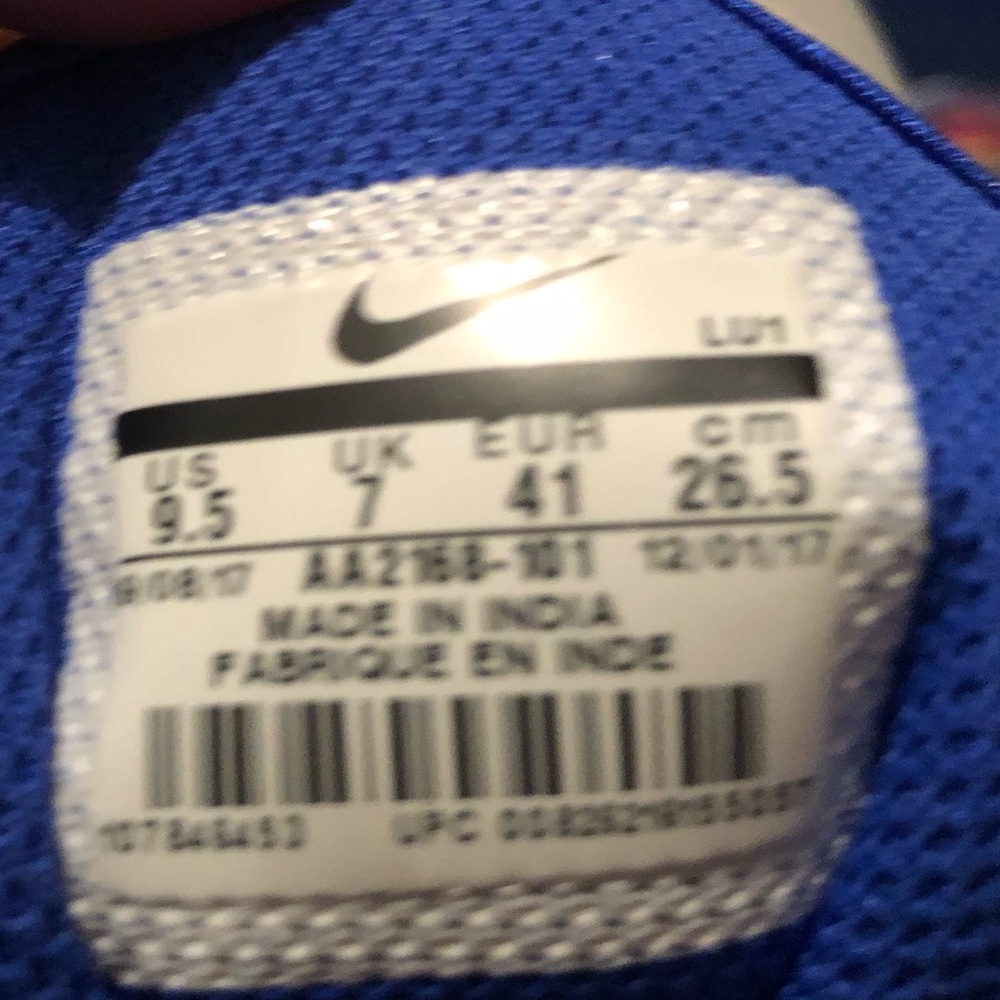 Tennis shoes - Picture 4 of 5